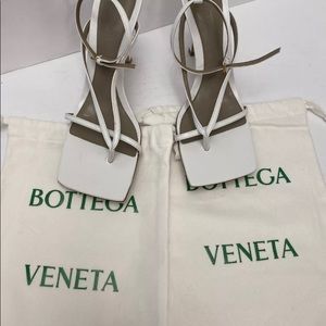 GORGEOUS BOTTEGA VENETA WHITE SQUARE TOE SANDALS